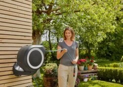 GARDENA Wandslangenbox 15 RollUp S Wit -Natuurcentrum Winkel gardena wandslangenbox 15 rollup s wit 1619704856 1 l